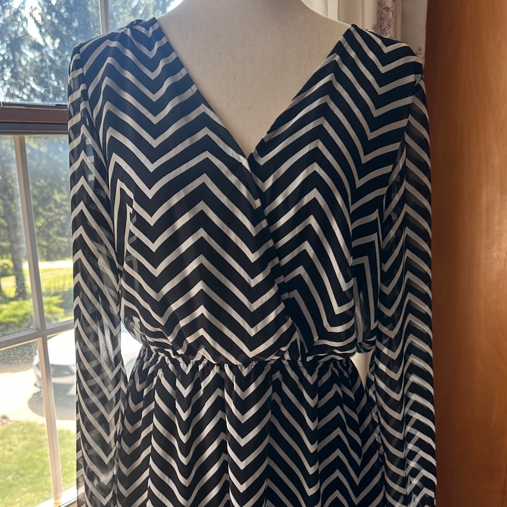 Express Black and White Zigzag Long Sleeve Dress (NWT)- Medium - Picture 7 of 14